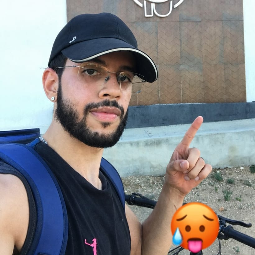 Victor entregando geladinho de bicicleta no começo